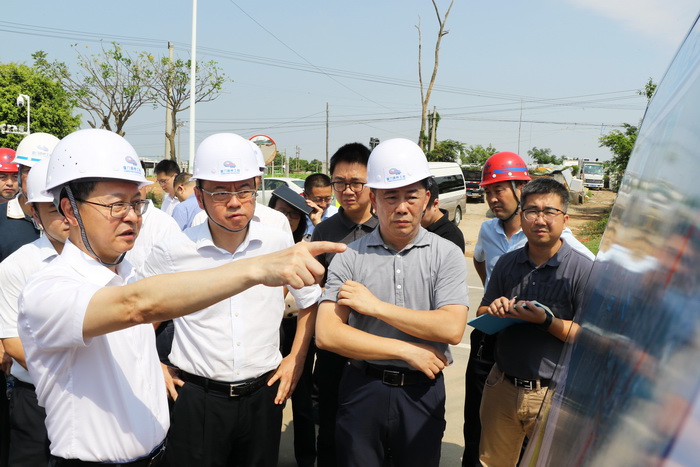 0826【工程公司】市委副书记、市长庄稼汉带队调研第二东通道工程建设-1_调整大小.jpg